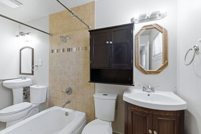 Building Photo - 1415 Holmes Dr