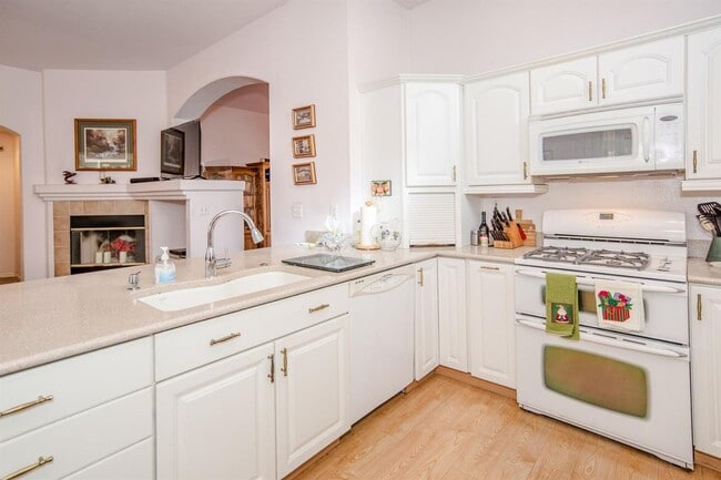 Building Photo - Sycamore Ranch 3 bedroom 2 bath FOR RENT