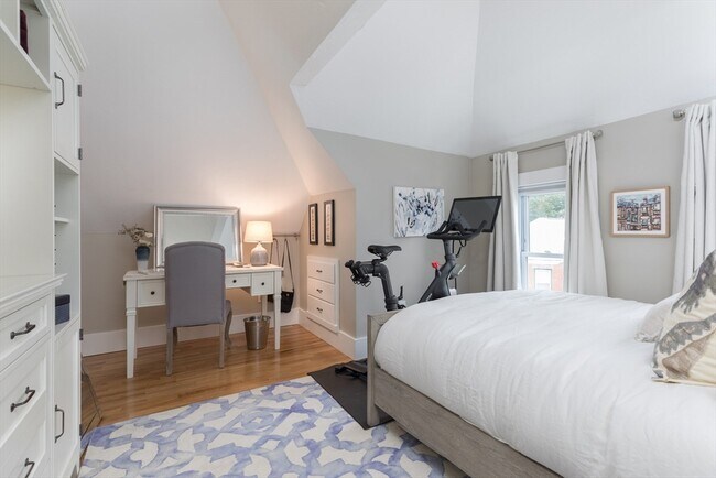 Building Photo - 36 Saxton St