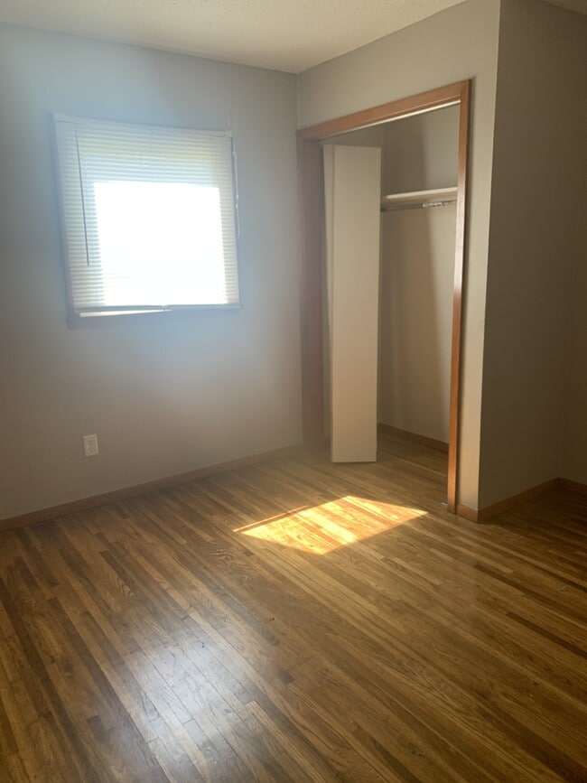 Building Photo - 513 W Clark St