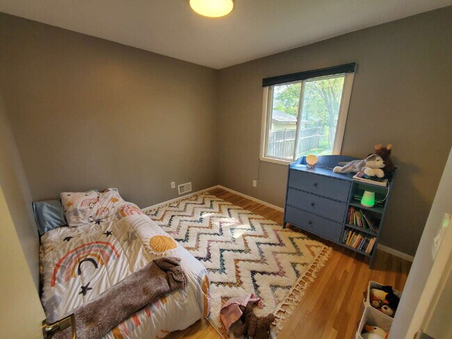 Building Photo - 4 bed 2 bath Comfortable and spacious single-family house, in NE Minneapolis