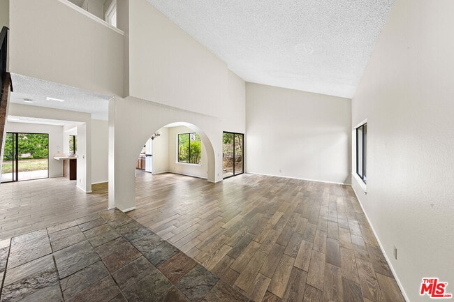 Building Photo - 780 Carriage Cir