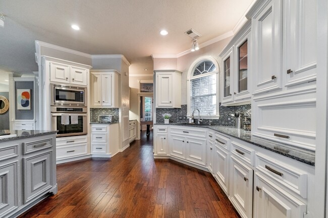 Building Photo - 8311 Shoregrove Dr