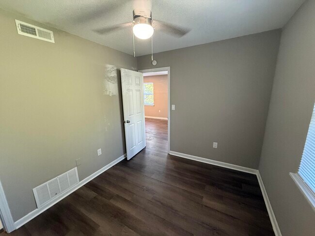 Building Photo - 213 N Ann St