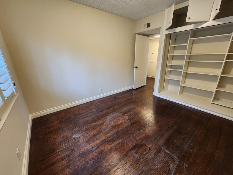 Building Photo - 4131 Aralia Rd