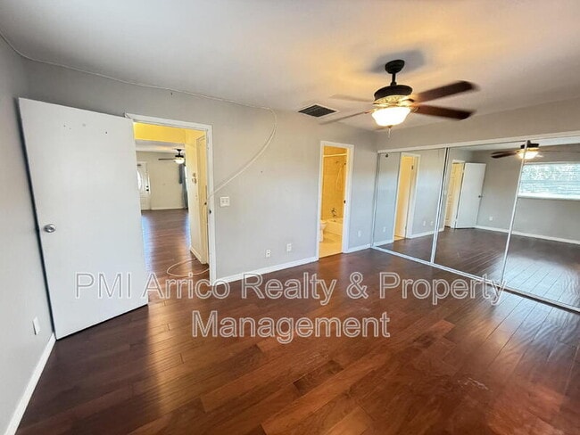 Building Photo - 2202 Clubhouse Dr