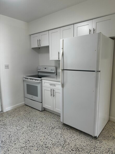 Glass top stove - 20510 SW 114th Ave