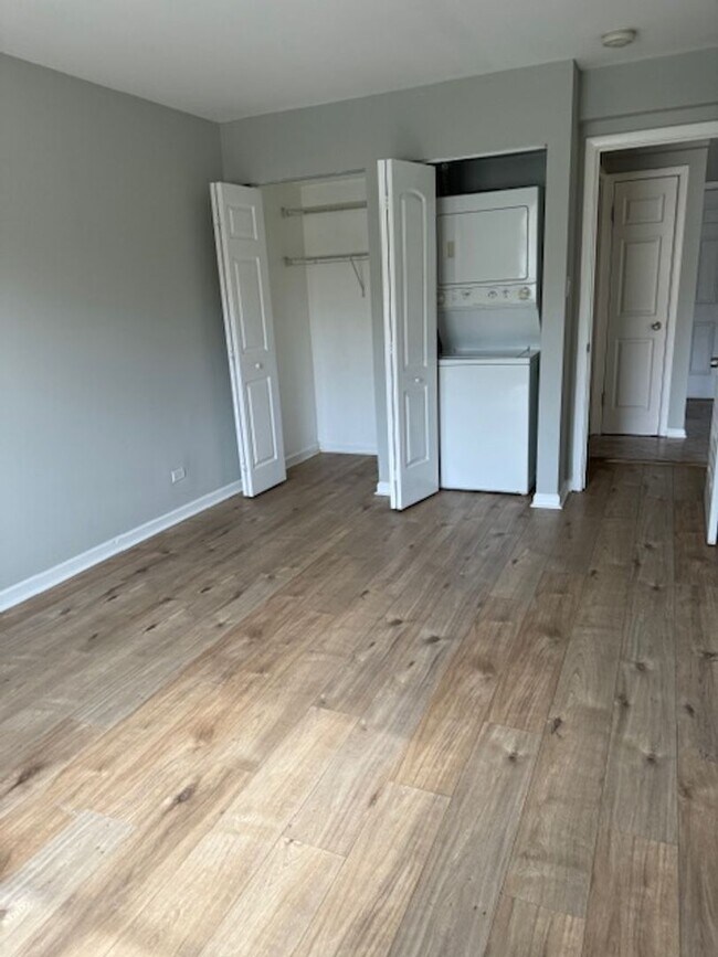 Building Photo - Coming Soon: 1BR Apartment with Enclosed Balcony in Oak Forest