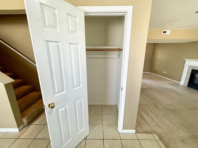 Building Photo - Spacious 3 Bedroom Home in South Columbia