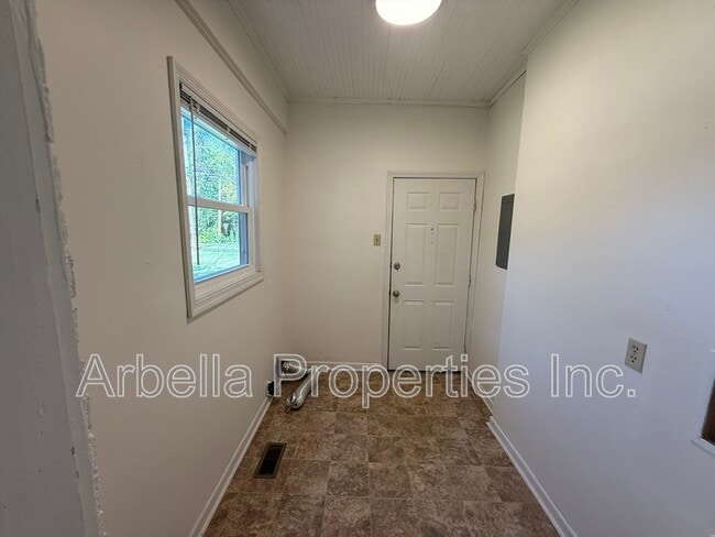 Building Photo - 707 E Unaka Ave