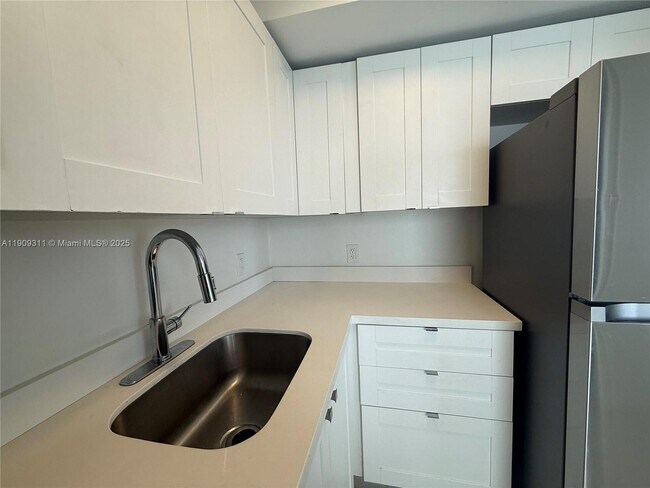 Building Photo - 1765 Normandy Dr