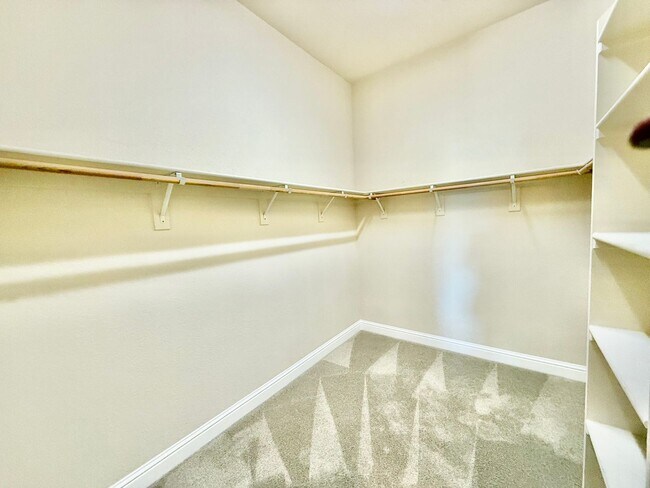 Building Photo - Beautiful home is available NOW