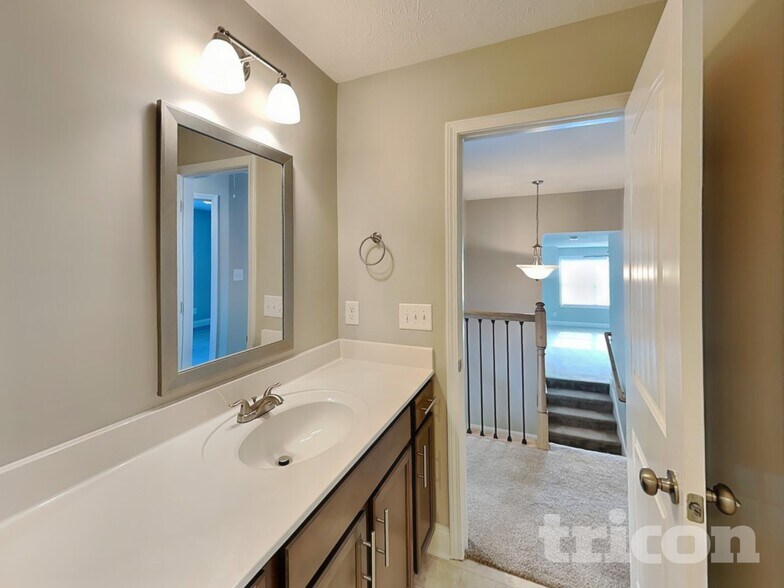 Building Photo - 204 Bonnell Dr