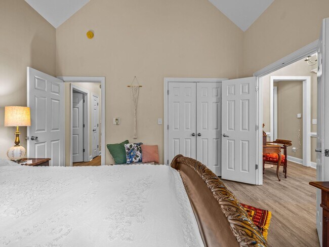 Building Photo - Beauty by the Water!