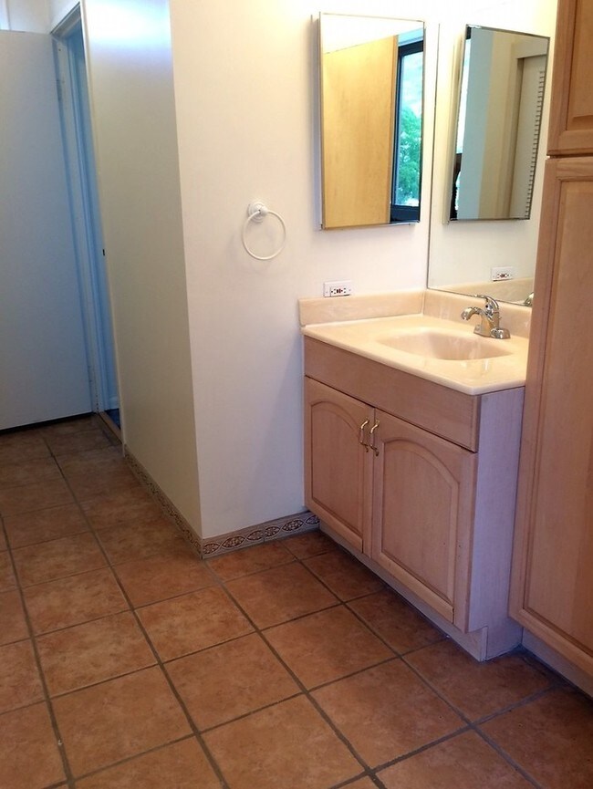 Building Photo - Mauna Luan 2BR/2BA/2PK Desirable End Unit