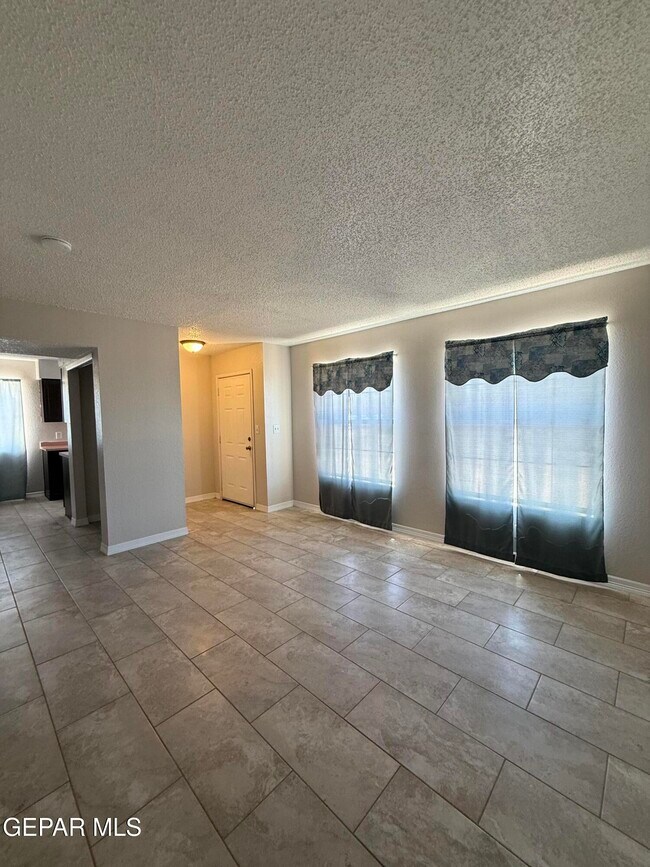 Building Photo - 955 Versailles Dr