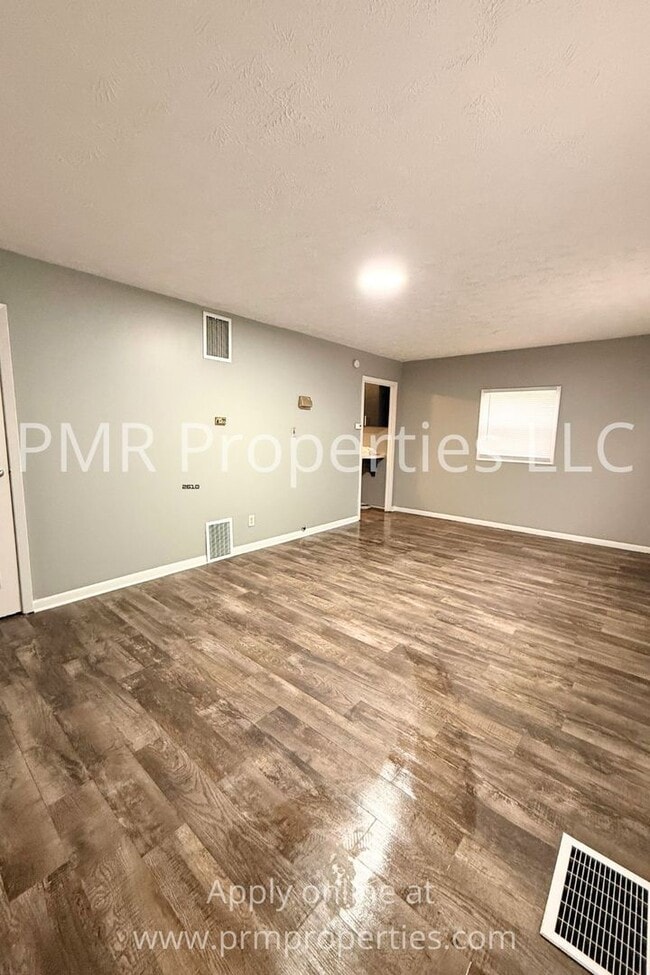 Building Photo - 3 Bedrooms / 1 Bathroom House