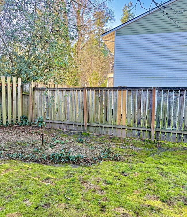 Building Photo - Bright & Beautiful Townhome- Fully Remodeled Kitchen and Bathrooms - Spacious Yard!