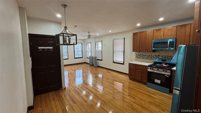 Building Photo - 686 E 98th St