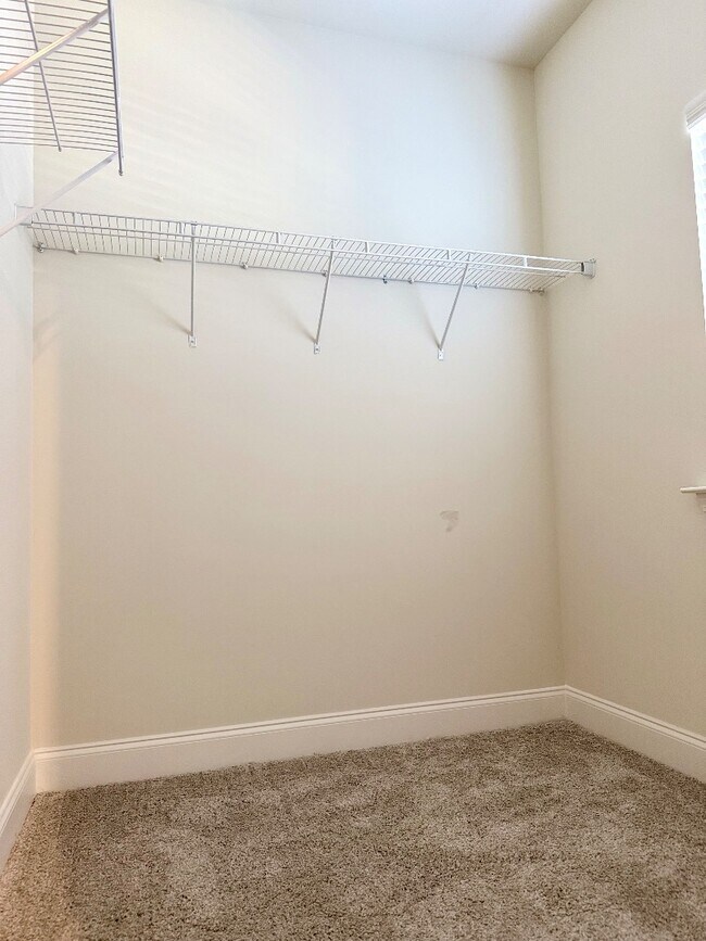 Building Photo - 4364 Ravenwood Park W