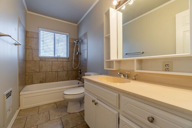 Building Photo - * Move-In Special * Beautiful 4 Bed / 3 Ba...