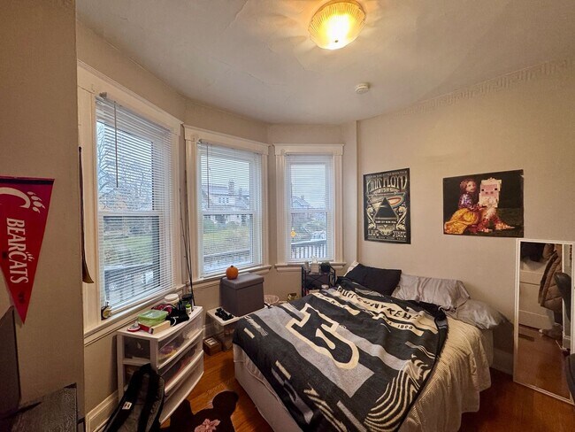 Building Photo - 2430 Fairview Ave