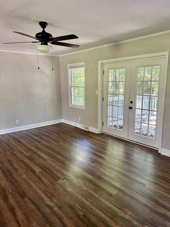 Building Photo - 3 Bedrooms, 2 Bath Home for Rent