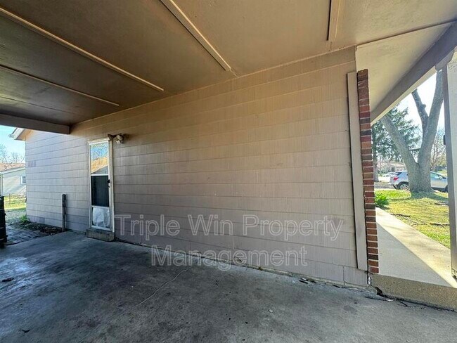 Building Photo - 513 Coachway Ln