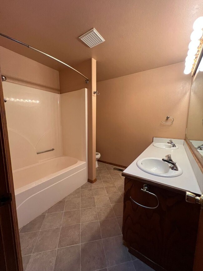 Building Photo - Newly Painted 3 Bedroom, 2 Bathroom Home