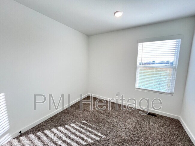 Building Photo - 841 Reading RR Ln