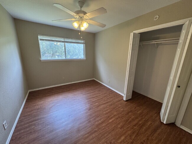 Building Photo - 2-Bed, 2-Bath, 1-Car Garage - Walking Dist...