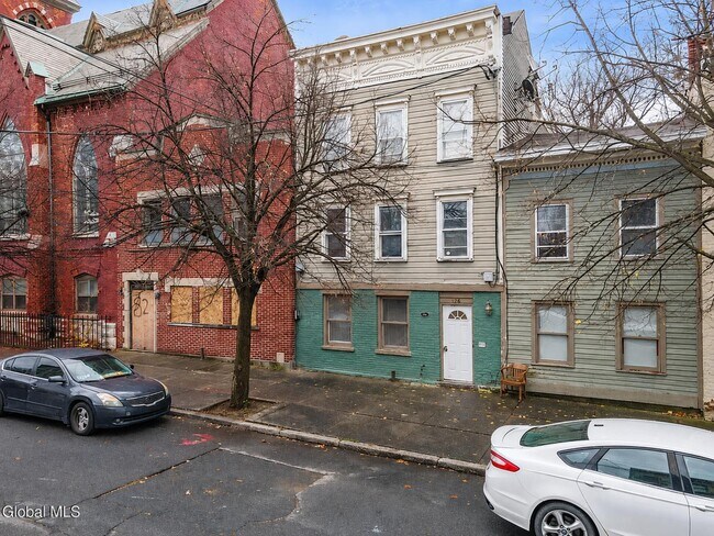 Building Photo - 84 Clinton St