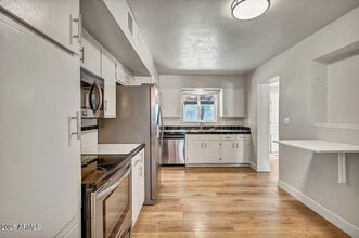 Building Photo - 721 E Vista Del Cerro Dr