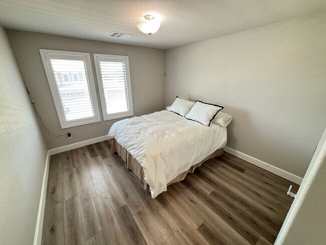 Building Photo - Contemporary 4Bed/3Bath/3 Car/+ Loft -residence located in the Silverado Ranch area