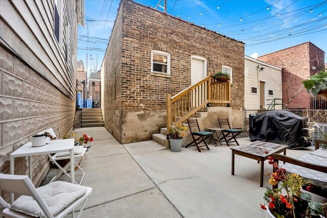 Building Photo - 1728 N Wood St