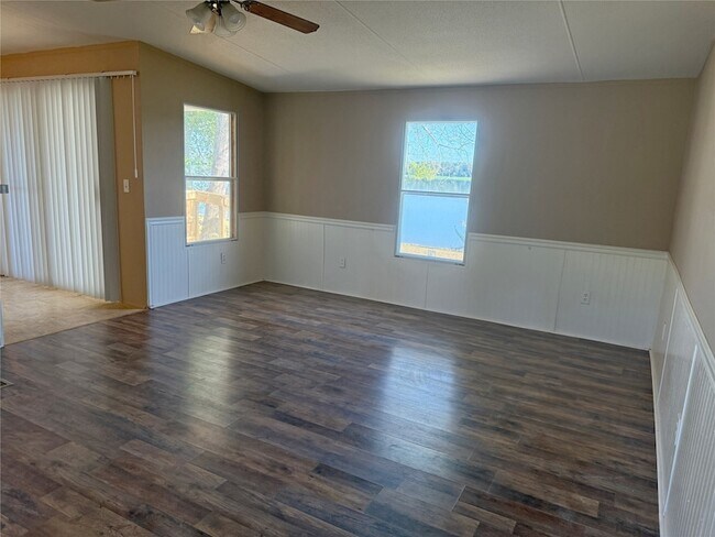 Building Photo - 14 Walnut Bend
