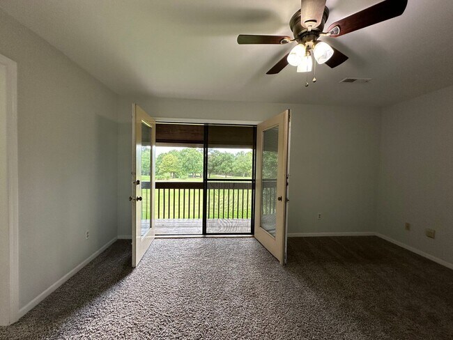 Building Photo - 3 BR 2 1/2 BA Townhome with Community Pool