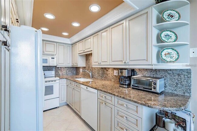 Building Photo - 7100 Sunset Way