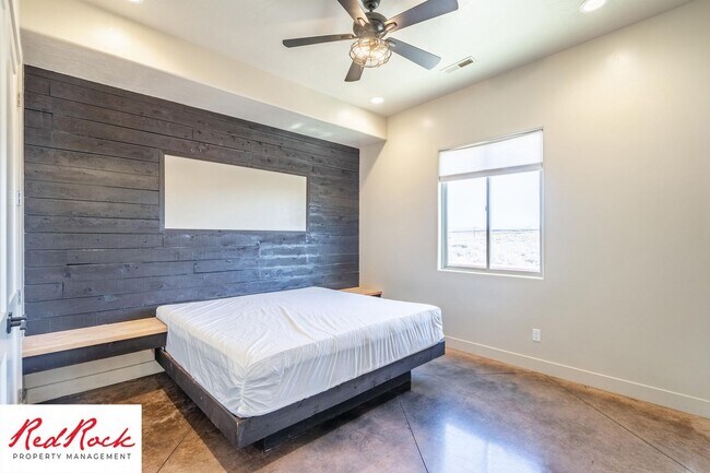 Building Photo - 4 Bedroom Luxury Home Near Sand Hollow