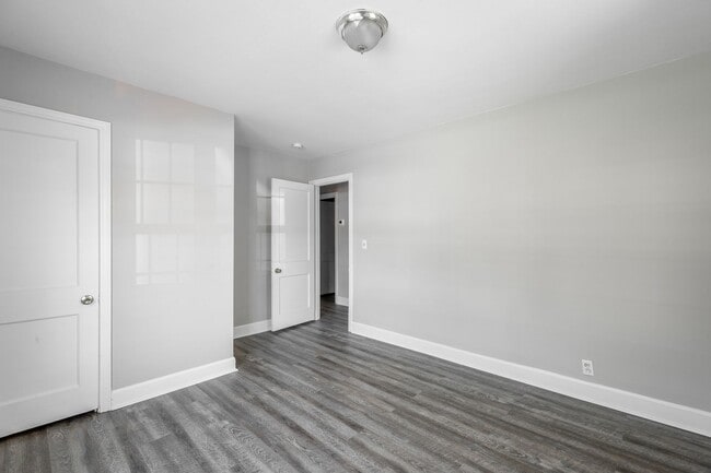 Building Photo - Newly Renovated 2 Bedroom 1 bath Home