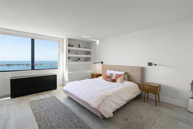 Building Photo - 1581 Brickell Ave