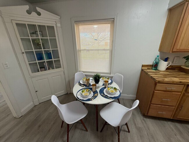 Building Photo - 2 bed 2 bad!  New paint, new flooring, new range, fenced yard!