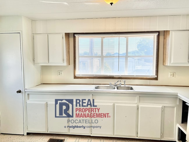 Building Photo - 2 Bedroom 1 Bath Mobile Home - Pets negotiable