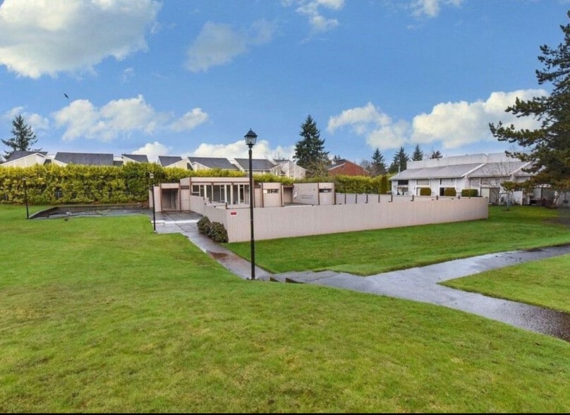 Pool/tennis court/cabana - 25446 106th Ave SE