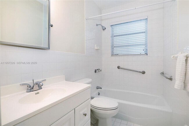 Building Photo - 5610 San Vicente St