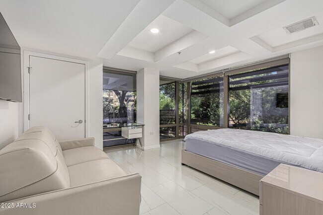 Building Photo - 7121 E Rancho Vista Dr