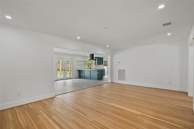 Building Photo - 312 W 31st St