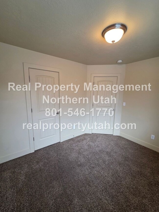 Building Photo - 3 Bedroom 2 Bath Townhome in West Haven Available Now!