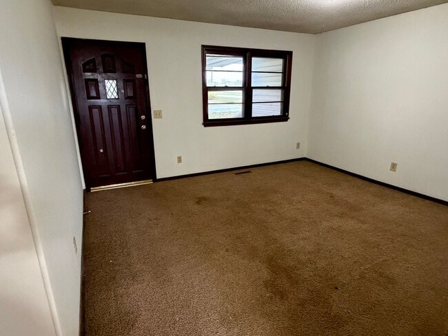 Building Photo - Newly updated 3 bedroom house with fenced ...