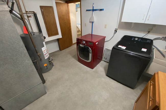 Building Photo - Updated 2br/1ba Townhome in Apple Valley